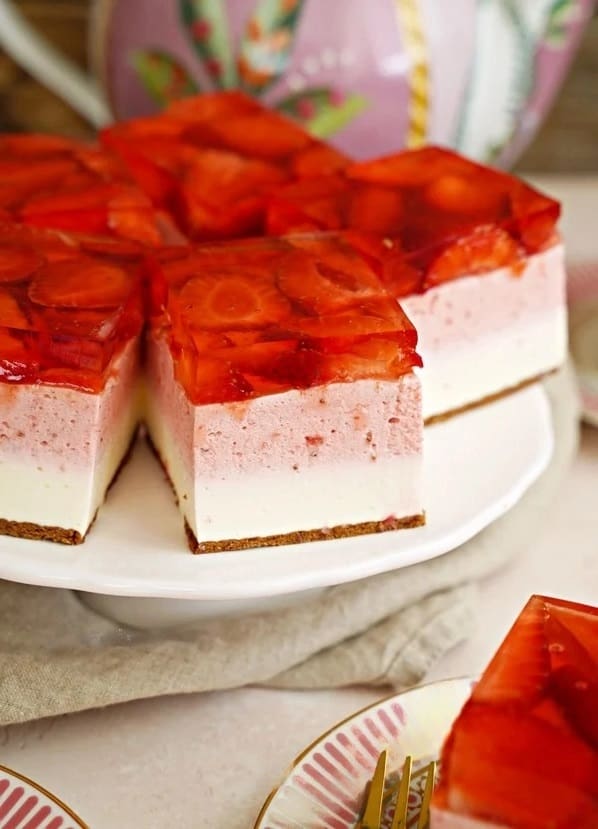 No Bake Delicious Strawberry Cake