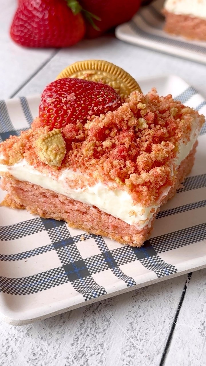 Strawberry Shortcake Crunch Bars - Maria's Kitchen